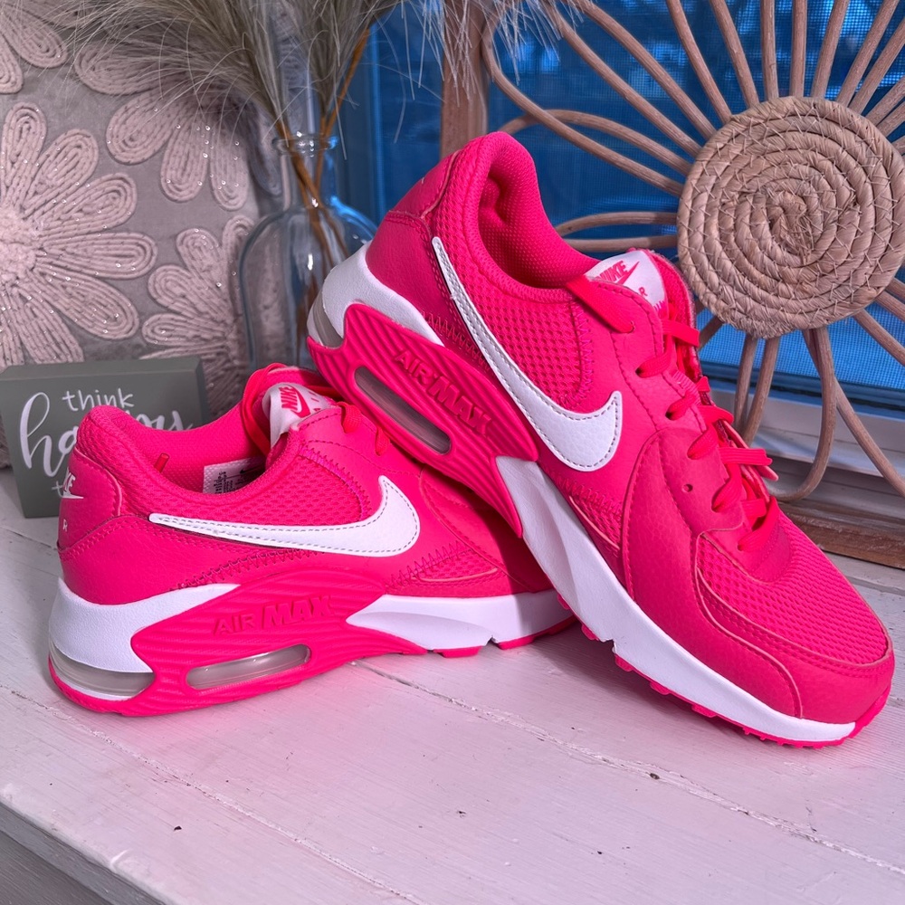 NWB Nike Air Max Excee- Women's 6.5